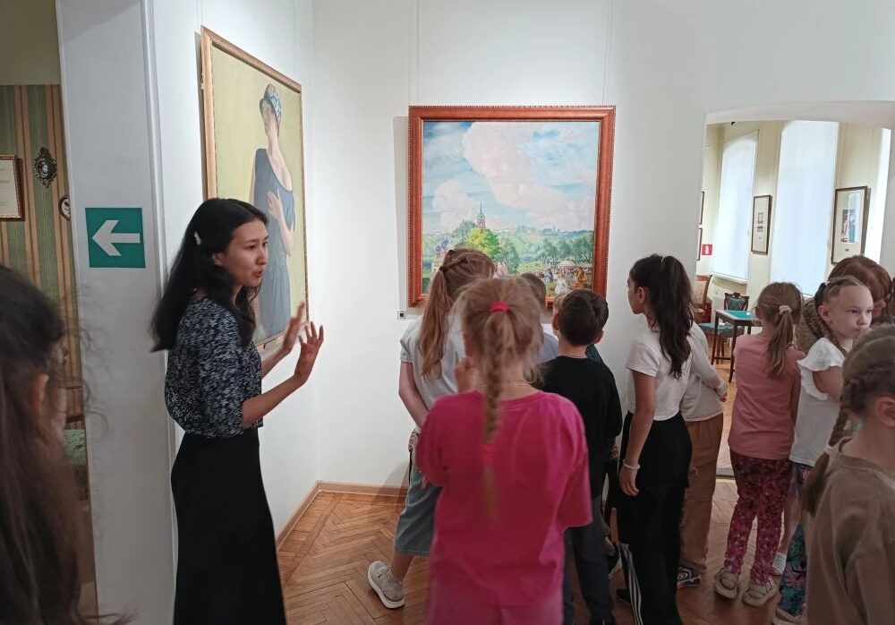 Астраханские школьники проводят лето в Доме Кустодиева